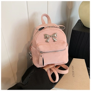 Détail du mini sac à dos rose avec nœud métallique argenté et poche avant zippée