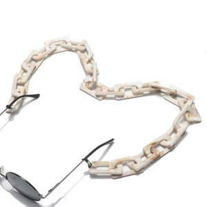 Catenella per occhiali in acrilico marmorizzato crema disposta a forma di cuore
