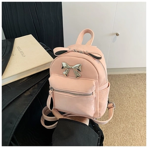 Mini sac à dos rose en velours avec nœud en métal argenté et poche zippée avant