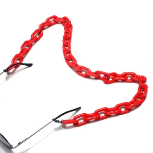Détail d'une grosse chaîne de lunettes en acrylique rouge vif avec attaches