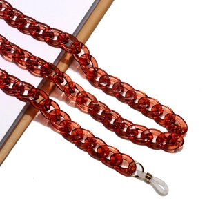 Nahaufnahme der bernsteinfarbenen Acryl-Brillenkette mit großen Gliedern und Goldakzenten