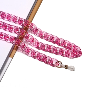 Detailansicht der Brillen-Kette aus rosa Acryl mit Metallring und Silikonöse