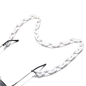 Détail de la chaîne de lunettes en acrylique blanc épais avec boucles en caoutchouc noir