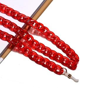 Transluzente rote Acryl-Brillenkette mit ovalen Gliedern und Goldverschlüssen auf Weiß