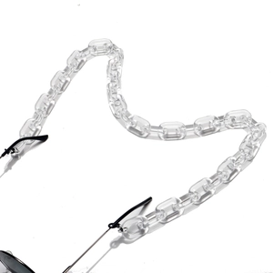Détail macro d'une chaîne de lunettes en acrylique transparent à grands maillons plats