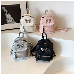 Présentation détaillée de quatre mini sacs à dos en velours en blanc, rose, argent et noir