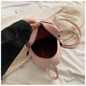Vue intérieure du mini sac à dos rose avec doublure bordeaux et fermeture éclair argent