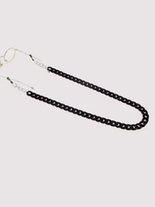 Détail de la chaîne de lunettes en acrylique noir mat avec maillons et boucles en gomme