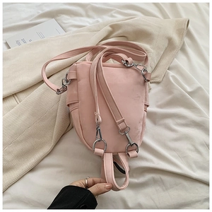 Détail du mini sac à dos rose avec bretelles amovibles et crochets en métal argenté
