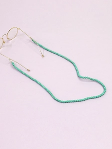 Détail de la chaîne de lunettes en perles de turquoise 6mm avec embouts silicone