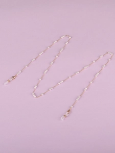 Détails de perles blanches sur chaîne de lunettes dorée avec boucles réglables