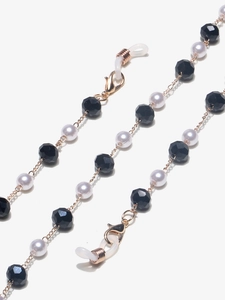 Détail de la chaîne de lunettes dorée avec perles 8mm, perles noires et fermoirs mousquetons