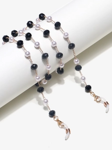 Détail de la chaîne à lunettes en perles de 8mm avec perles facettées noires et fermoir doré