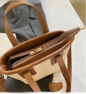 Détail de la fermeture éclair en métal doré et du compartiment intérieur du sac cabas