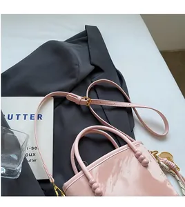 Detailansicht der hellrosa Beuteltasche mit Marmortextur und schicker goldener Hardware