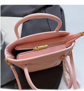 Draufsicht auf rosa PU-Leder Tasche mit glattem Reißverschluss und verstellbarem Riemen