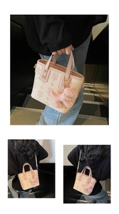Détail d'un mini sac rose texturé avec bandoulière et breloque dinosaure