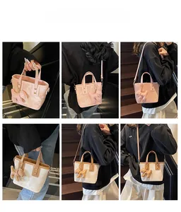Mini sacs cabas avec motifs en relief et breloques de chien portés de diverses façons