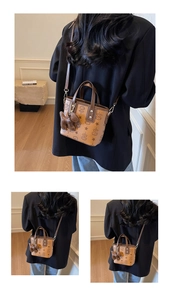 Détail du sac seau marron vintage avec motifs d'étoiles et un pendentif ours de luxe