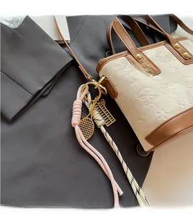 Dettaglio della borsa tote color-block con stelle goffrate e ciondolo a racchetta dorata