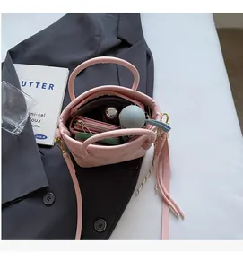 Innenansicht der rosa Beuteltasche mit großem Fassungsvermögen und Reißverschluss