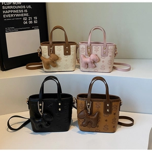 Sacs à main chic en quatre couleurs avec motifs d'étoiles et breloques de chien