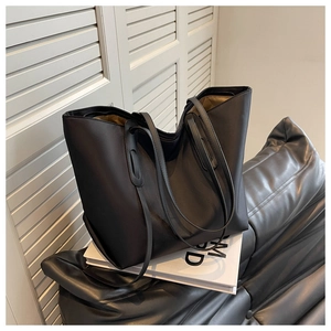Détail d'un grand sac cabas noir mat en tissu Oxford avec nylon haute densité et bandoulières lisses