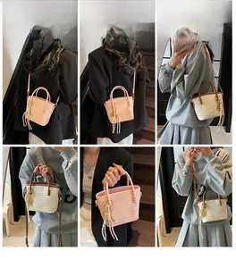 Detailansicht der Mini-Eimertasche in Lackrosa und Beige-Braun an einem Model präsentiert