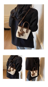 Détail d'un sac seau beige et marron avec motifs gaufrés et charm de chien