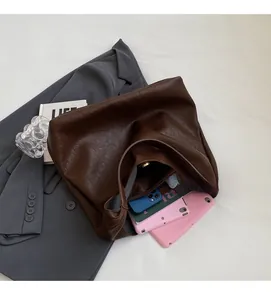 Vue intérieure du grand sac cabas marron foncé montrant l'espace pour tablette