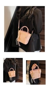 Rosa Lackleder-Eimertasche mit Quasten und abnehmbarem Gurt in einer Streetstyle-Ansicht