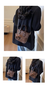 Vue détaillée du sac cabas marron vintage à motifs papillons et charm d'ours délicat