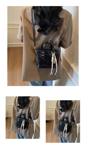 Dettaglio mini borsa tote nera con motivi a stella, hardware dorato e foulard di seta