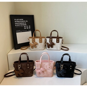 Détails des mini sacs seaux gaufrés avec breloques de chien et garniture dorée