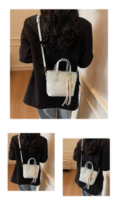 Dettaglio mini borsa tote azzurra con goffratura a stelle e decorazione con foulard