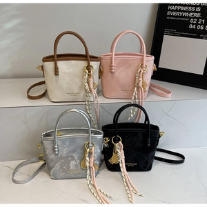 Detailsammlung von Kontraststich-Eimertaschen in vier Farben mit Tennisanhängern