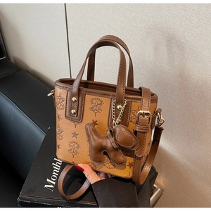 Detail der Vintage-Tragetasche mit Sternenprint, verstellbarem Gurt und Hundeanhänger