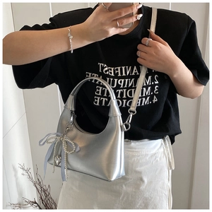Selfie miroir du sac hobo argenté avec un pendentif décoratif et une chaîne de perles