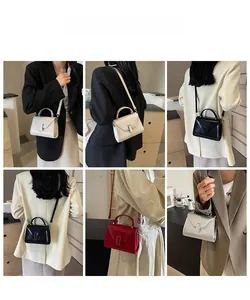 Modèle portant le sac bandoulière polyvalent en beige, noir, rouge et argent