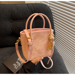 Rosa Handtasche mit Marmormuster, goldenen Beschlägen und Markenlogo-Detail