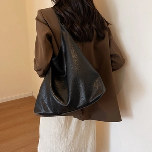 Minimalist black leather tote bag with large capacity for women's daily commute