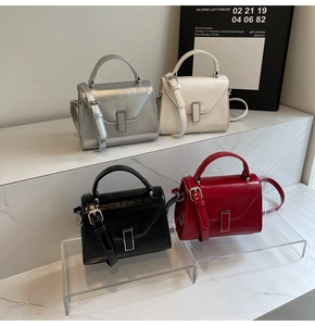 Vue détaillée de sacs à main en cuir verni en argent, crème, noir et rouge foncé