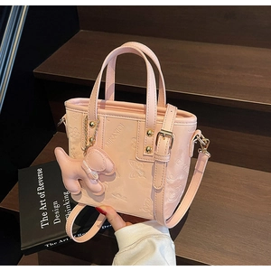 Détails de sac seau rose en cuir PU avec gaufrage 3D de papillons et motifs floraux