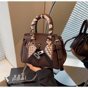 Borsa in pelle litchi marrone con foulard decorativo in seta e chiusura in argento
