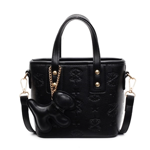 Modische schwarze Eimertasche mit Prägung, Welpen-Anhänger und abnehmbarem Schultergurt