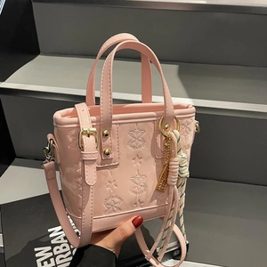 Borsa a mano in pelle PU rosa con rilievo geometrico e dettaglio foulard in seta alla mano
