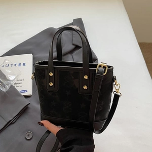 Borsa a secchiello in pelle nera e jacquard con rivetti dorati e tracolla