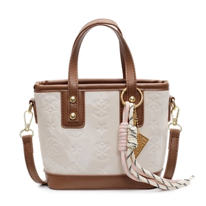 Elegante borsa a secchiello crema e marrone con motivi a stelle e ciondolo intrecciato