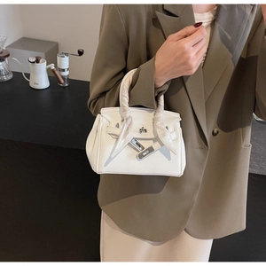 Borsa a mano bianca in pelle con chiusura girevole argento e sciarpa di seta sul manico