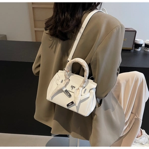 Dettaglio della borsa bianca in pelle con foulard di seta e chiusura in argento